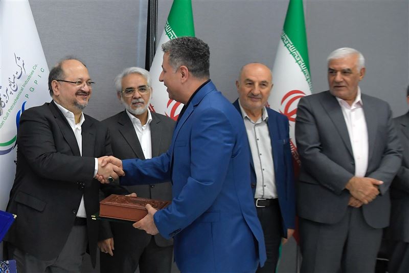 مدیرعامل پتروشیمی پارس در آیین معارفه : پارس، مجموعه ای زنده و پویاست/ توسعه را همزمان با تولید ادامه می دهیم/ لزوم تطبیق نظام مدیریتی با شرایط تحریم 1 WhatsApp%20Image%202025 08 31%20at%204 51 57%20PM